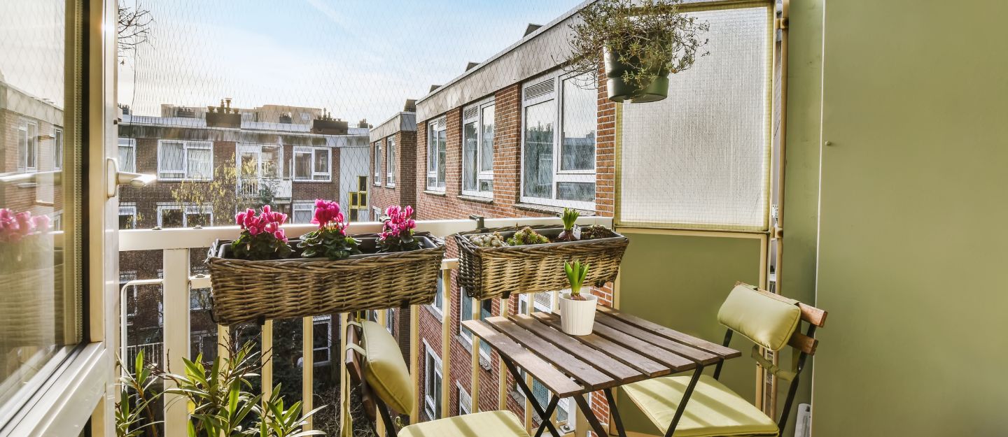 Easily decorate a balcony with these tips