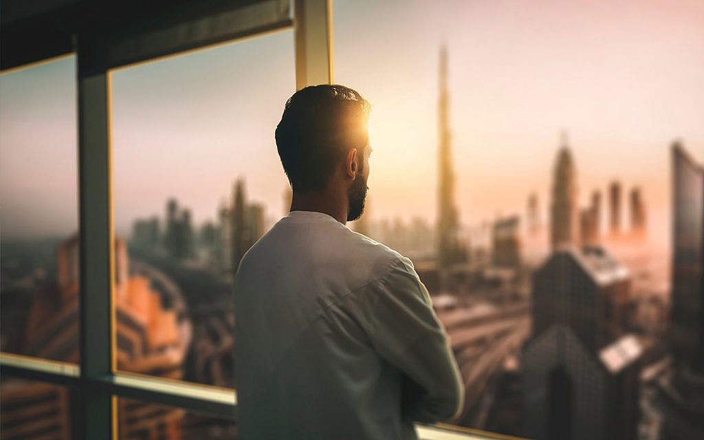 شاب ينظر خارج النافذة