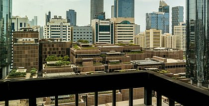 شرفة منزل تطل على مباني