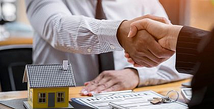 Property ownership transfer is an important step when buying or selling a property. Learn all about how to transfer property ownership in Abu Dhabi.