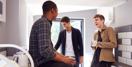 أشخاص بداخل سكن مشترك