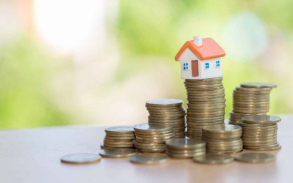 قطع نقدية على الطاولة