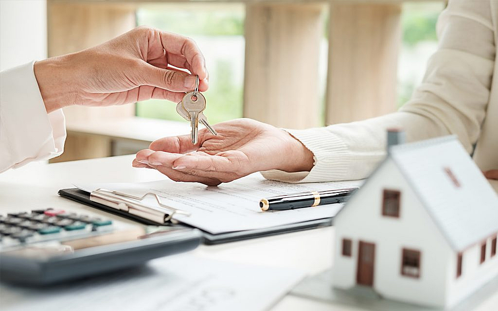 شخص يسلم مفتاح المنزل الى شخص آخر