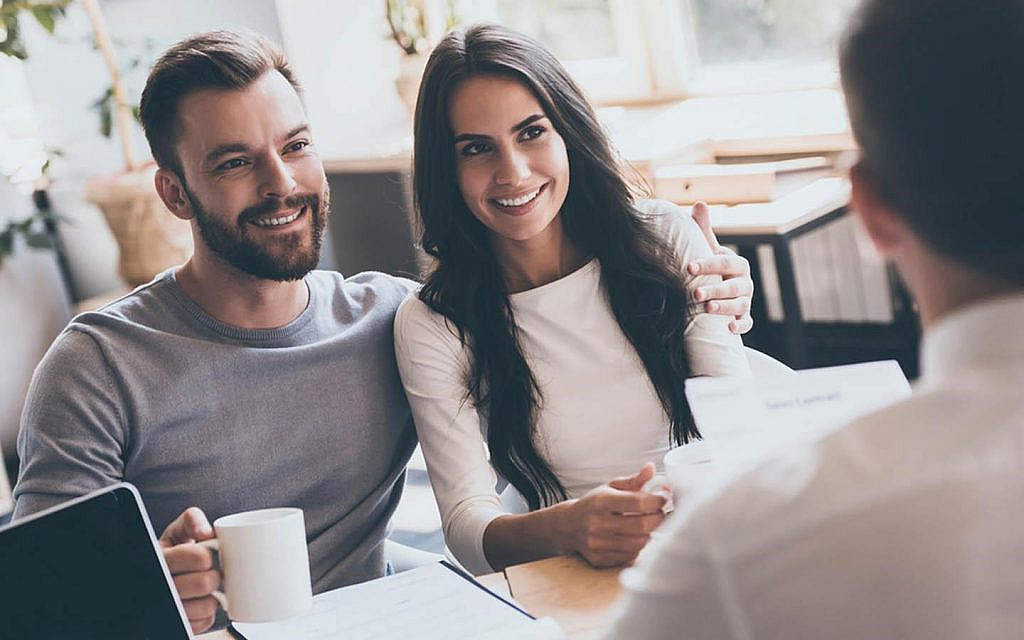 رجل وامرأة يستفسران على شراء منزل بالرهن