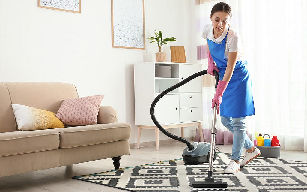 Professional cleaning lady offering home cleaning services in Abu Dhabi