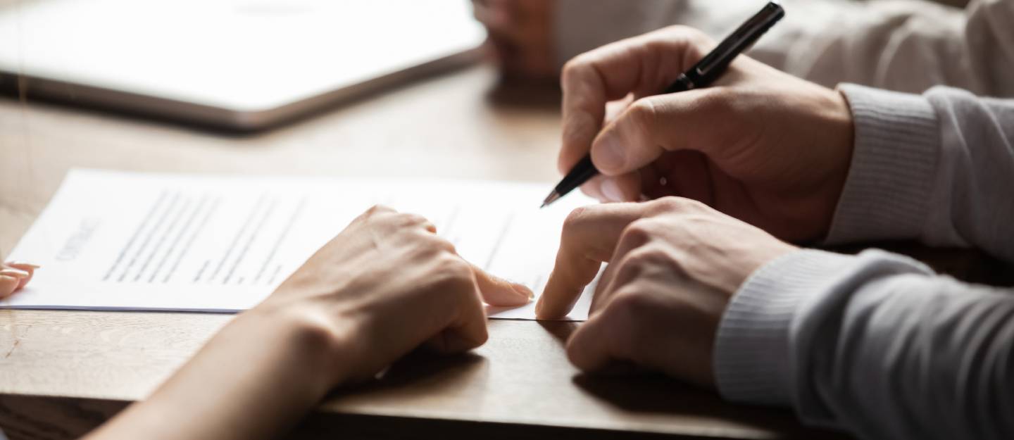 شخص يشرح عقد الإيجار