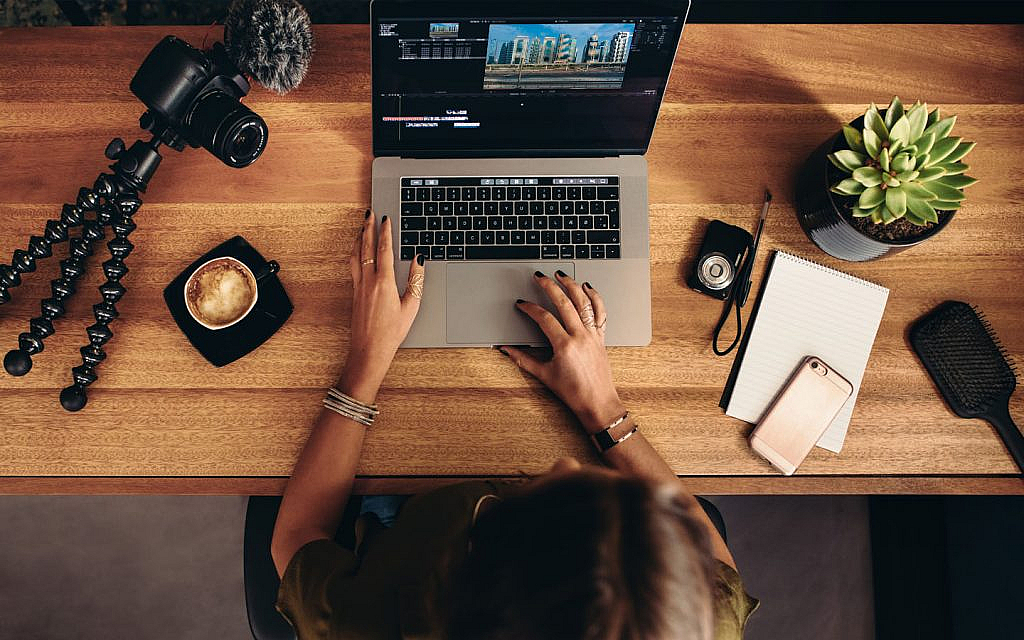 فتاة تقوم بتعديل صور 