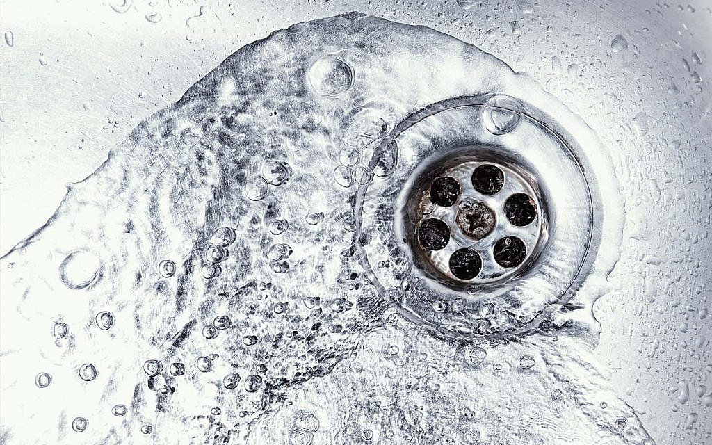 قناة تصريف المياه في الحوض