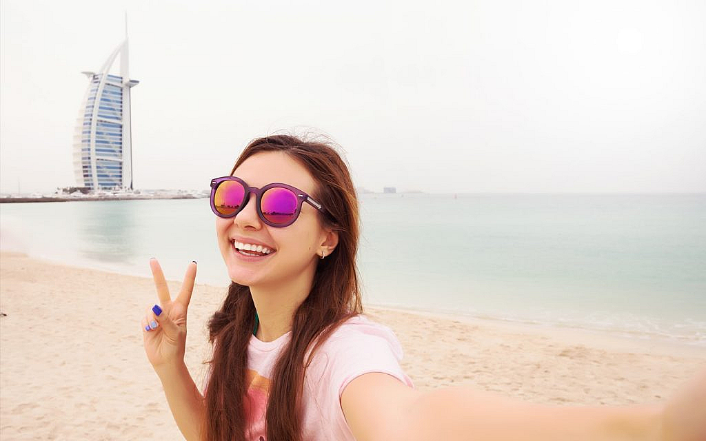فتاة بجانب برج خليفة