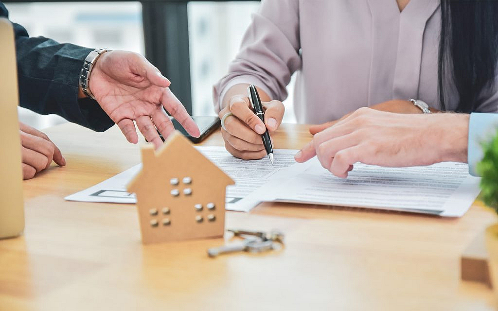 سيدة توقع على أوراق عقارية