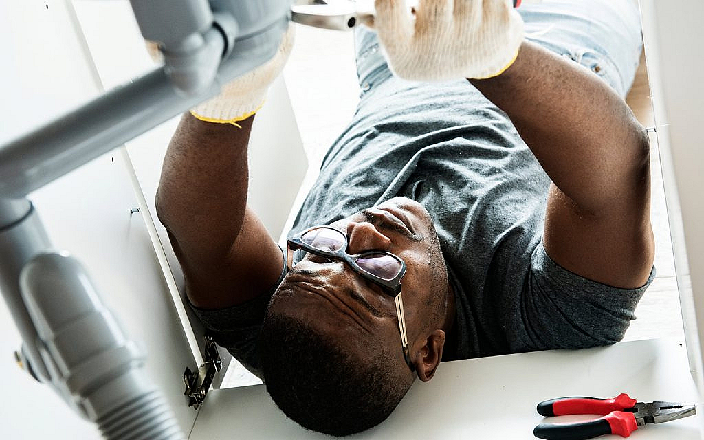 رجل يقوم بعملية تصليح في المنزل