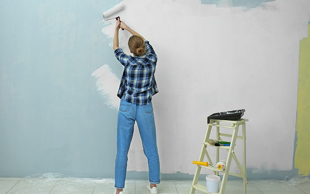شخص يقوم بطلاء الحائط