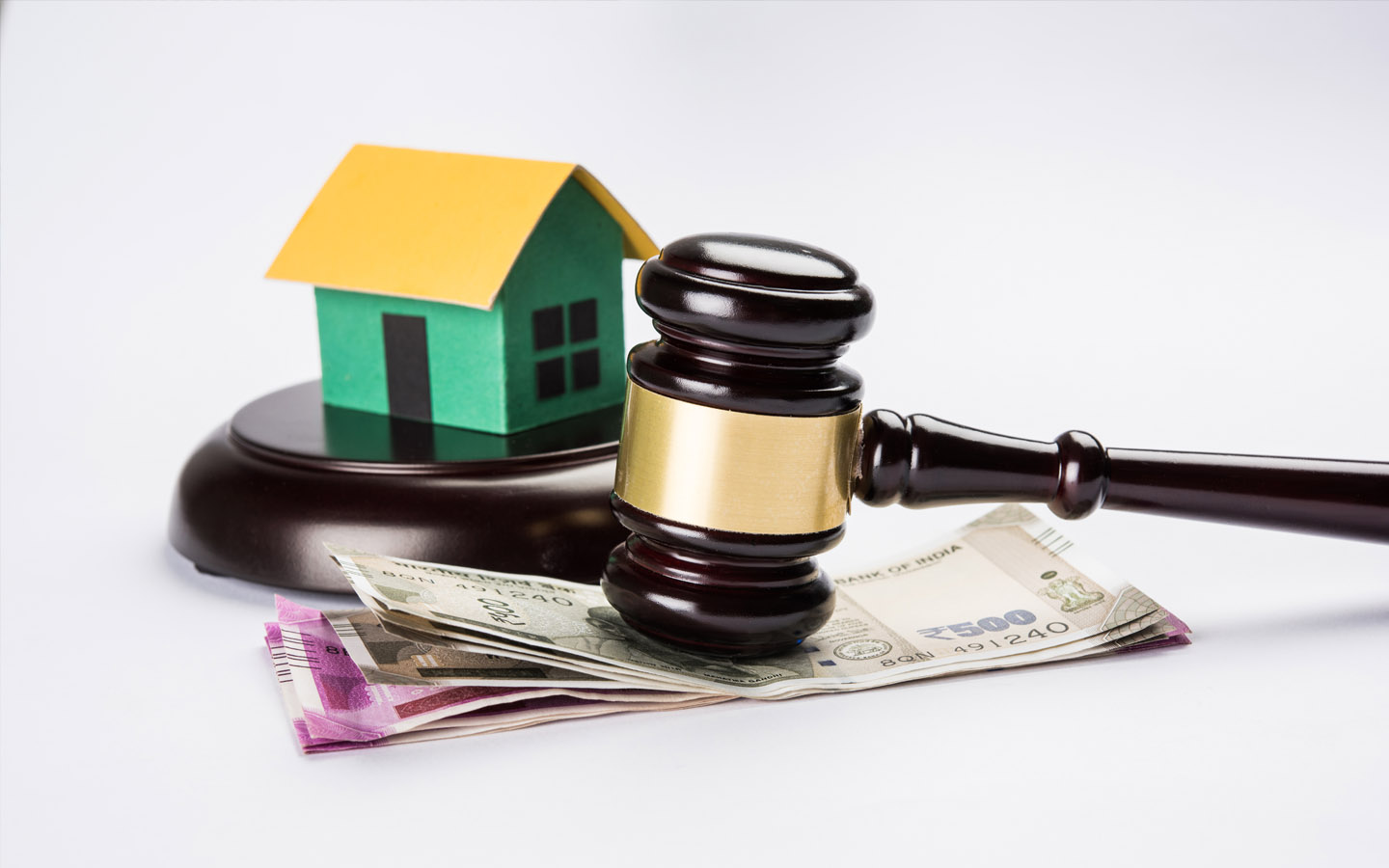 نقود ورقية وجسم منزل صغير