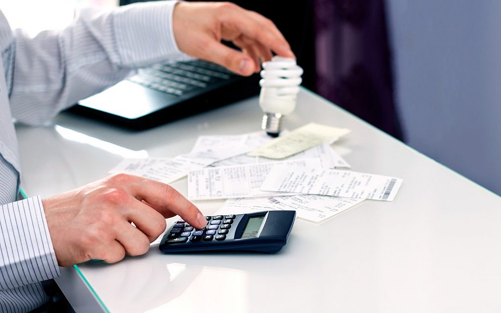 شخص يستخدم آلة حاسبة