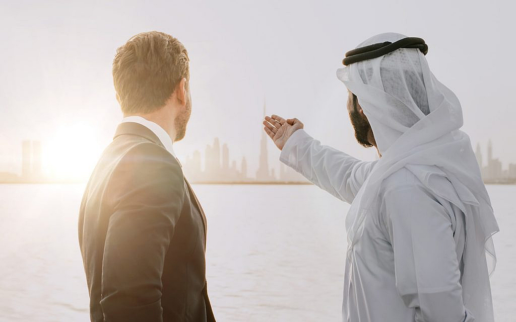 شخصين يتحدثون معاً