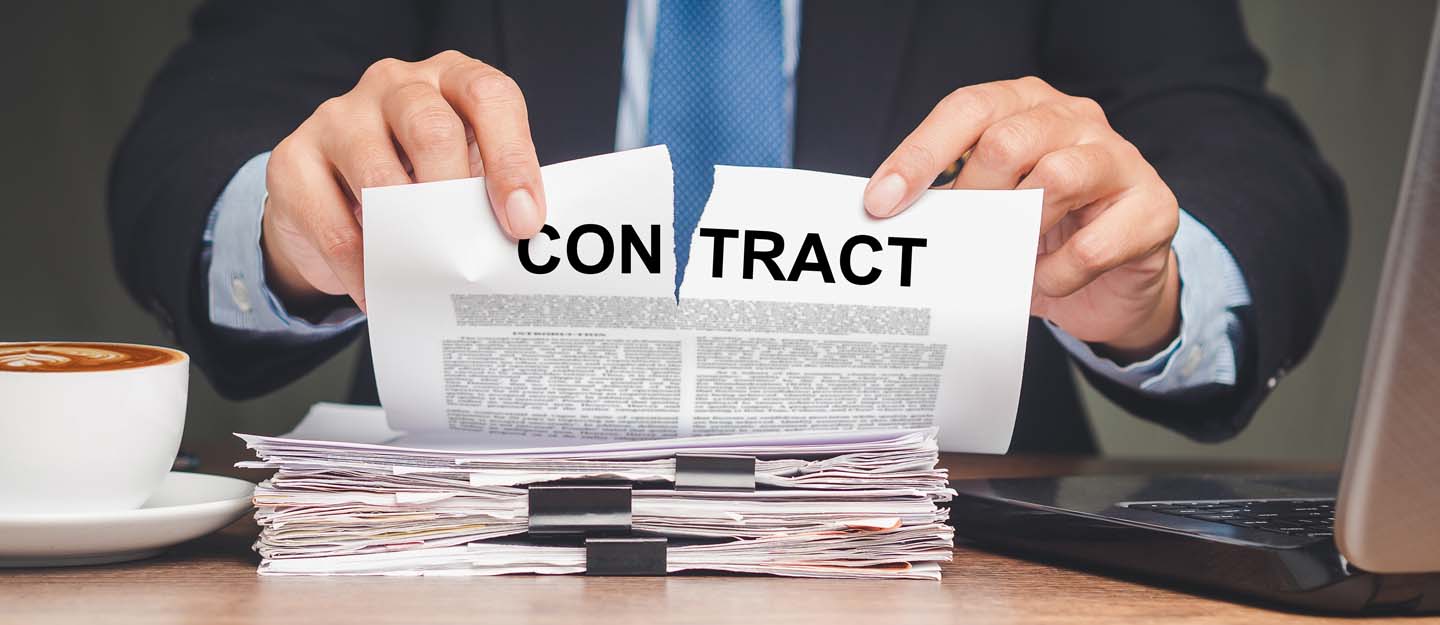 شخص يمزق عقداً