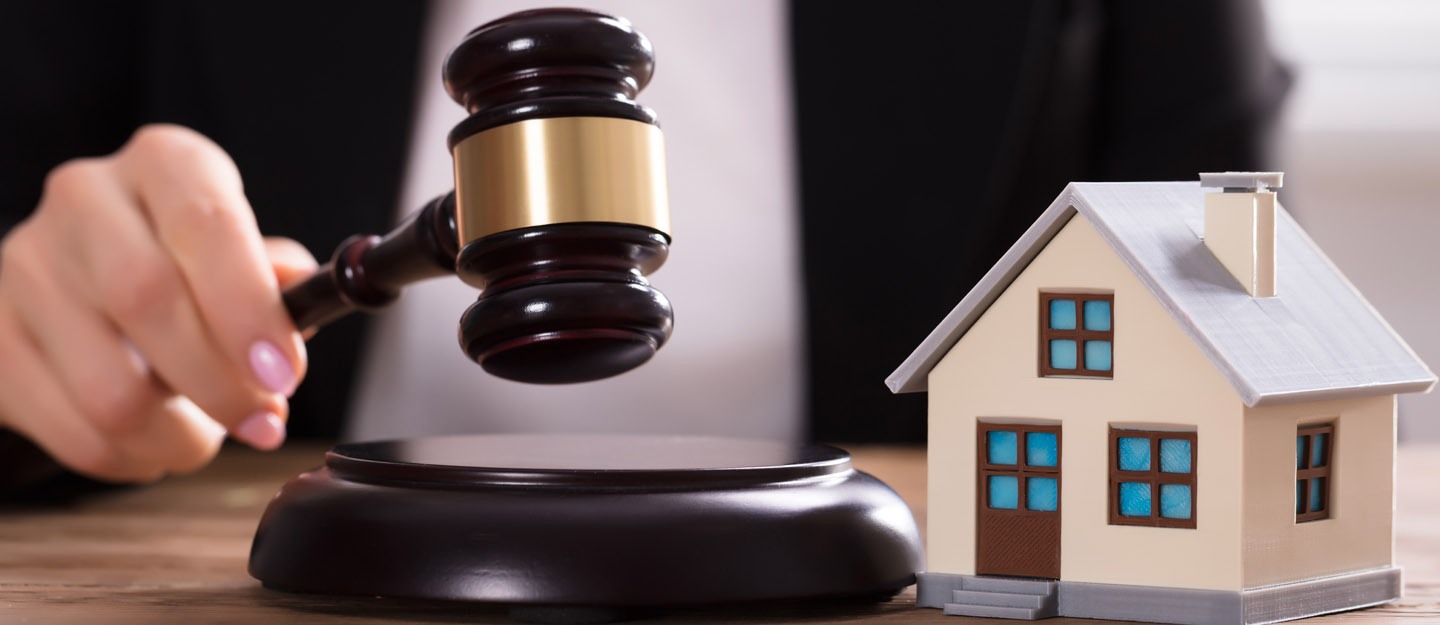 شخص يستخدم مطرقة الحكم القضائي