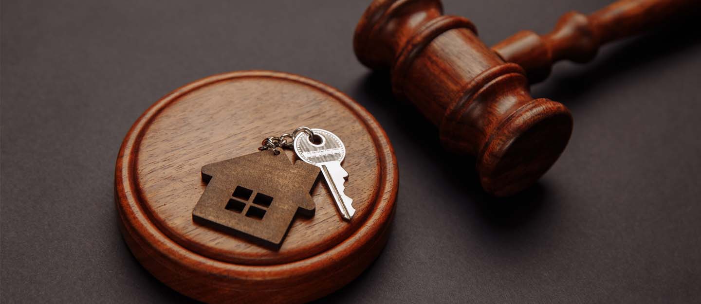 ميدالية مفتاح خشبية مع منزل