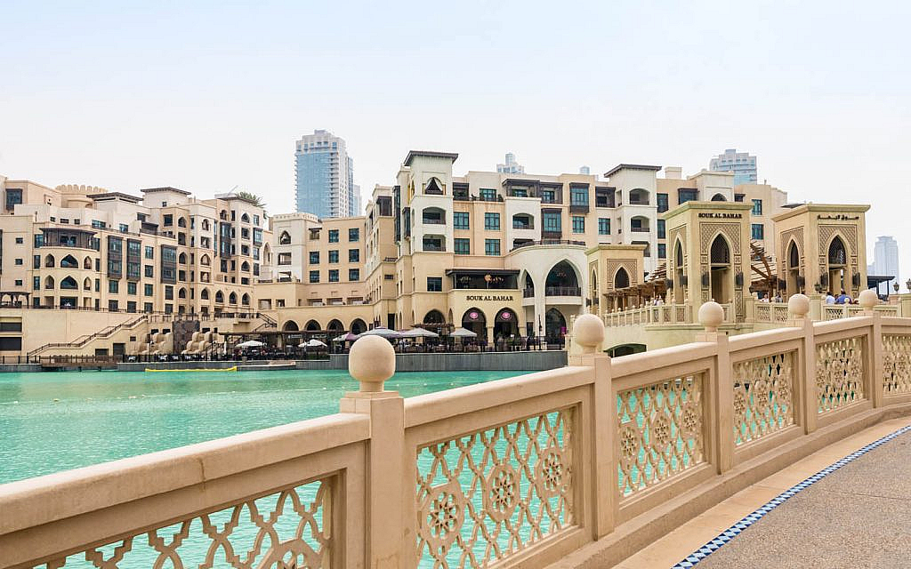 بنايات سكانية أمام بركة من الماء