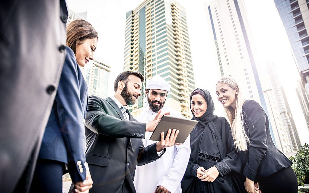 أشخاص ينظرون نحو رجل يشرح لهم