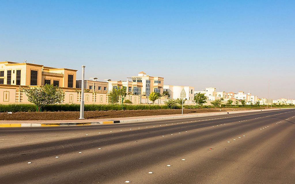 شارغ ضمن مجمع سكني في أبوظبي