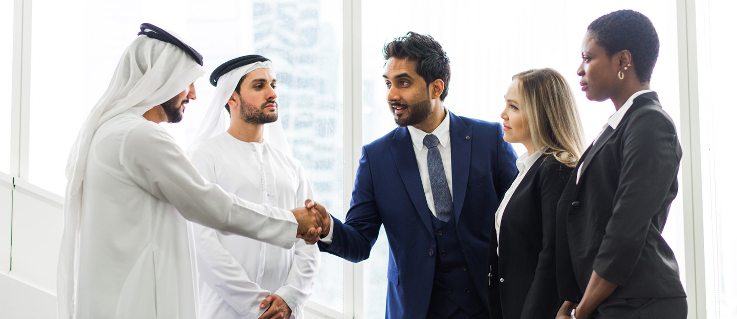 أشخاص يتصافحون في دبي