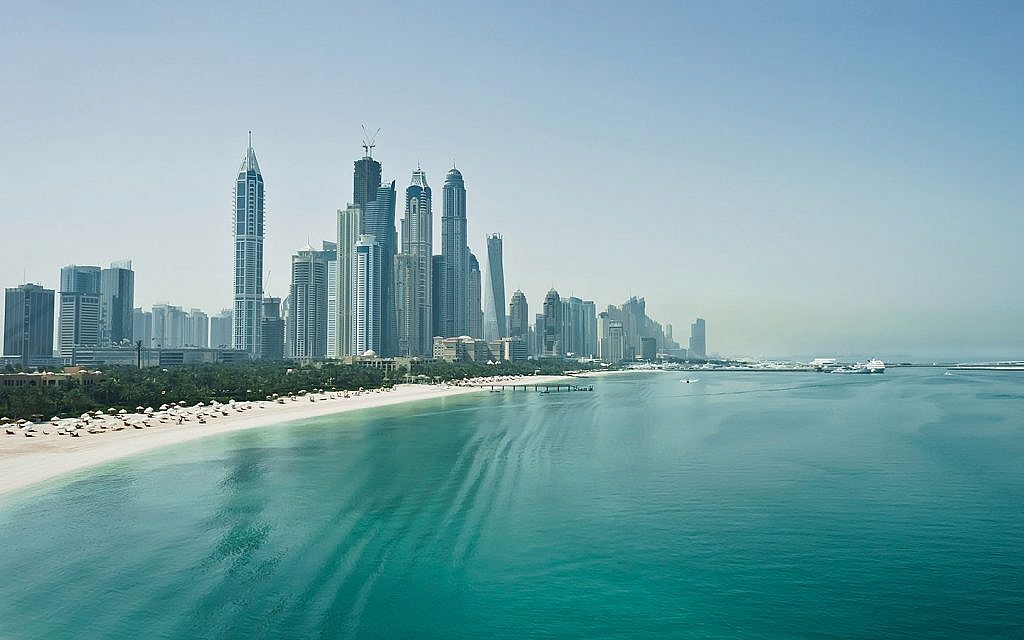 أبراج أمام البحر في دبي