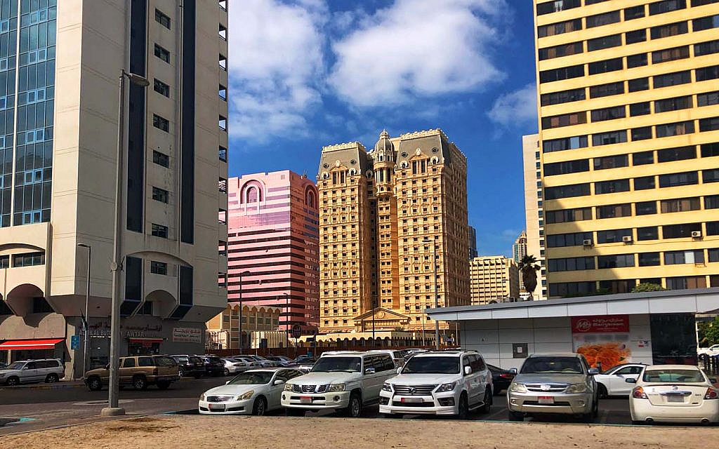 سيارات أمام مبنى 