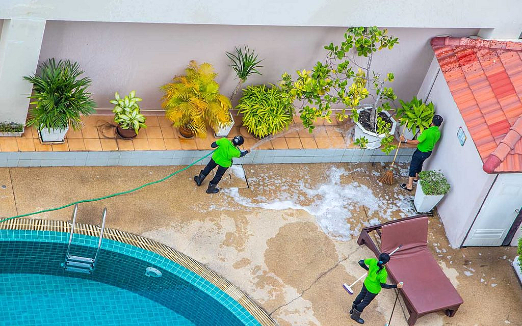 أشخاص ينظفون الفيلا 
