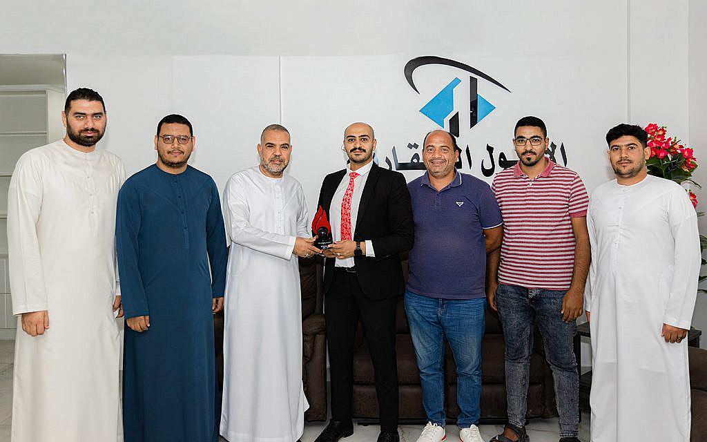 تسليم جائزة وكالة الشهر لوكالة الأصول للوساطة العقارية