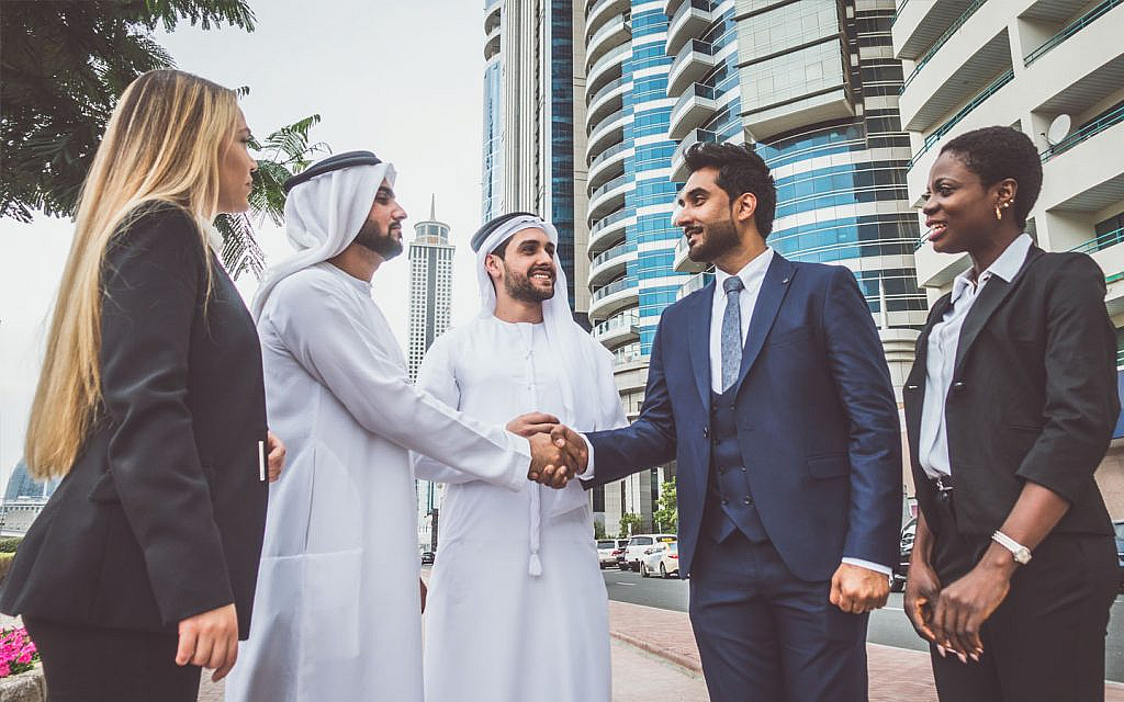 أشخاص يتصافحون