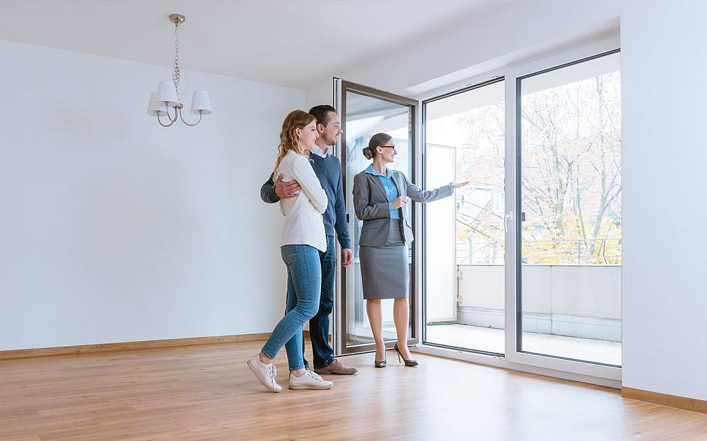 عائلة يتجولون في مرافق منزل