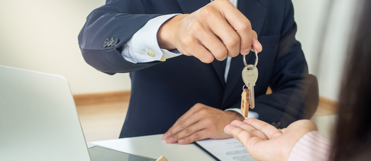 شخص يسلم مفتاح منزل للمشتري