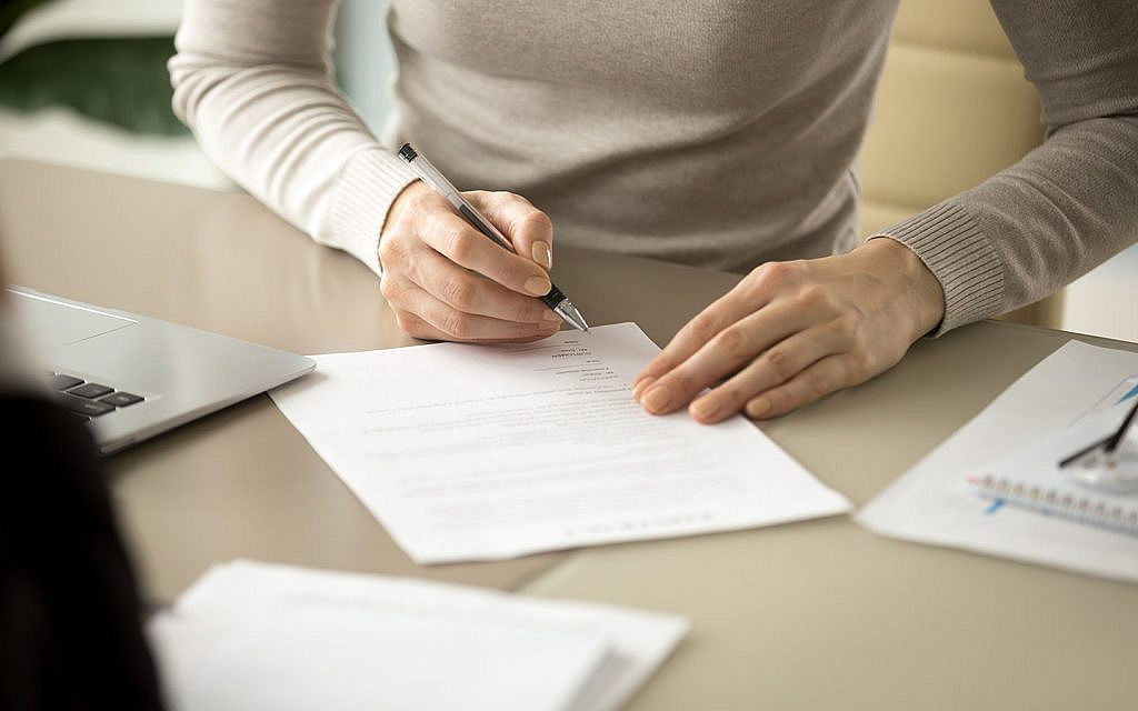 سيدة توقع أوراقاً