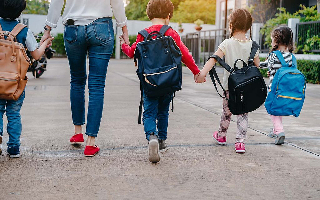 طلاب مدرسة ومعلمة