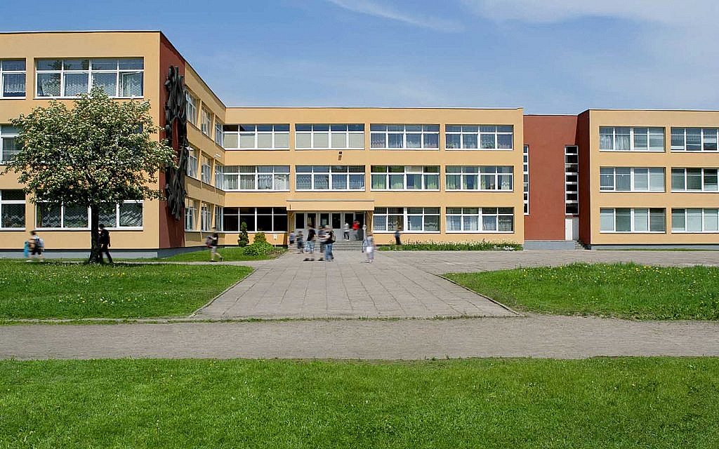 مدرسة في دبي