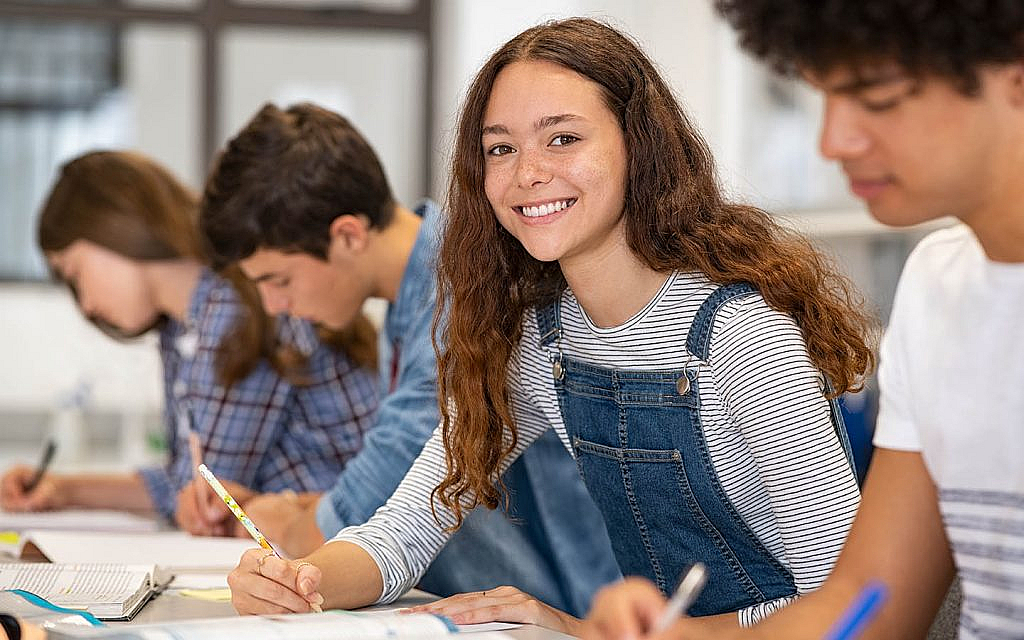 فتاة بالمدرسة