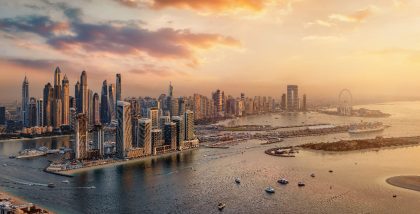 مبان وأبراج على الواجهة البحرية في دبي
