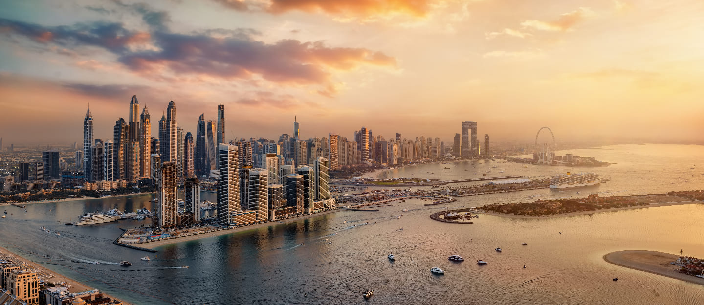 مبان وأبراج على الواجهة البحرية في دبي