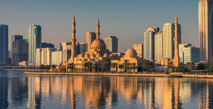 مسجد النور في الشارقة تحيط به مباني سكنية