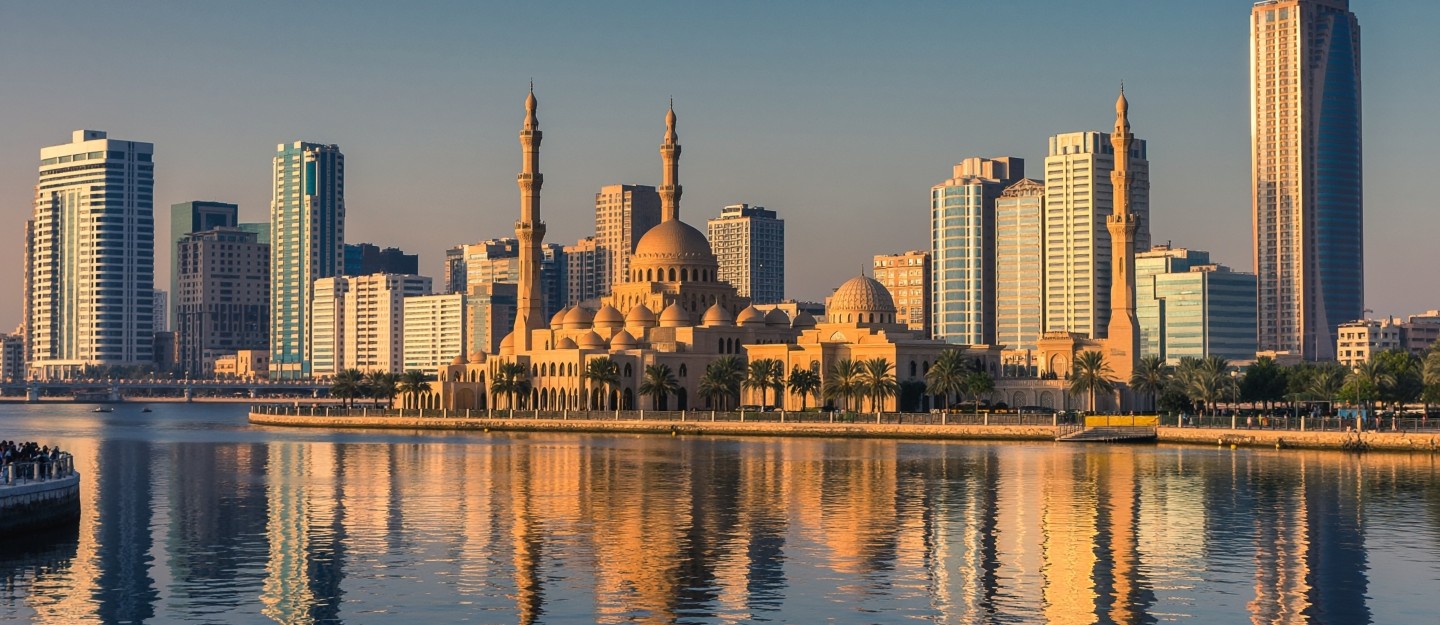 مسجد النور في الشارقة تحيط به مباني سكنية