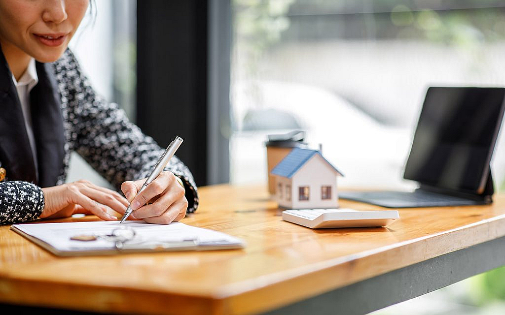 فتاة تقوم بتعبئة المعلومات على مستند نظام إيجاري