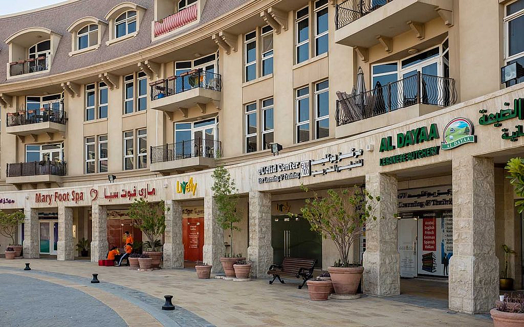 محال تجارية ومؤسسات تعليمية وخدماتية في مجمع سكني 