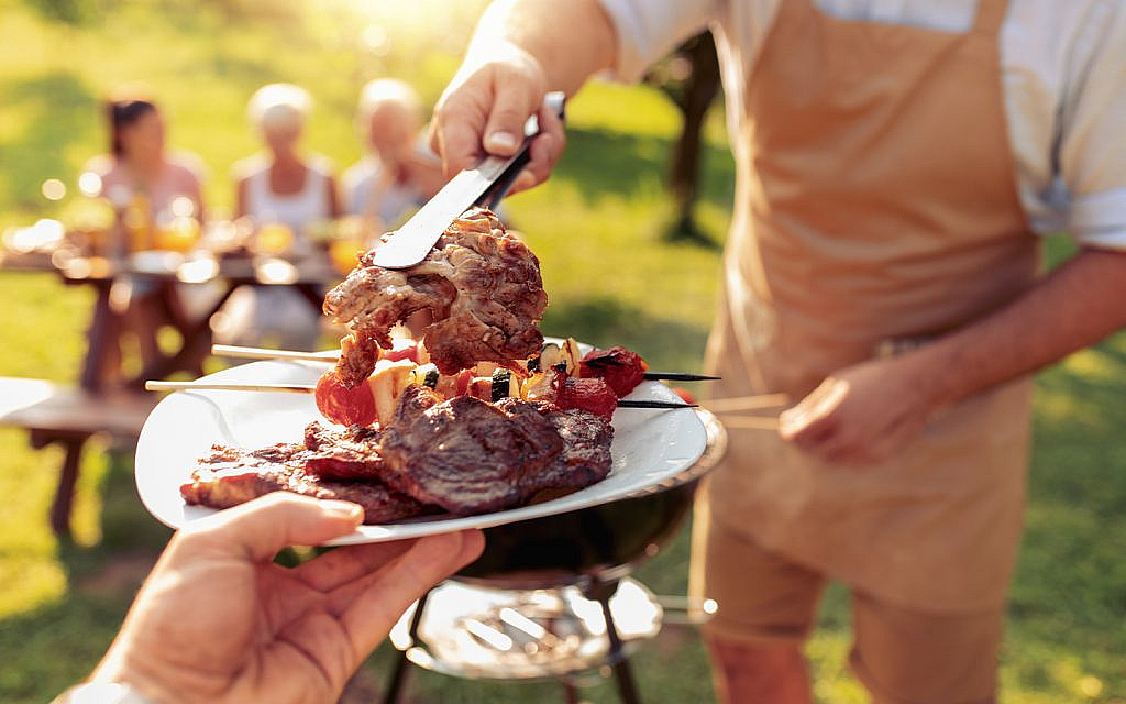 parks in Dubai communities for winter BBQs allow barbecueing with loved ones