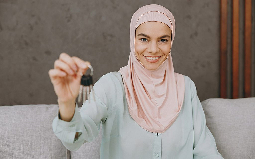 امرأة تحمل مفاتيح