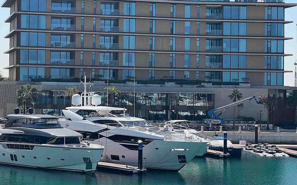 You can access an array of luxury apartment amenities and facilities in Jumeirah