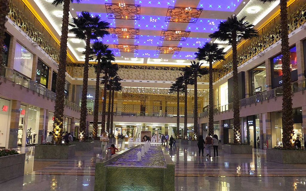 There are many shopping malls in Mirdif 