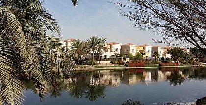 مجموعة فلل سكنية أمام بحيرة