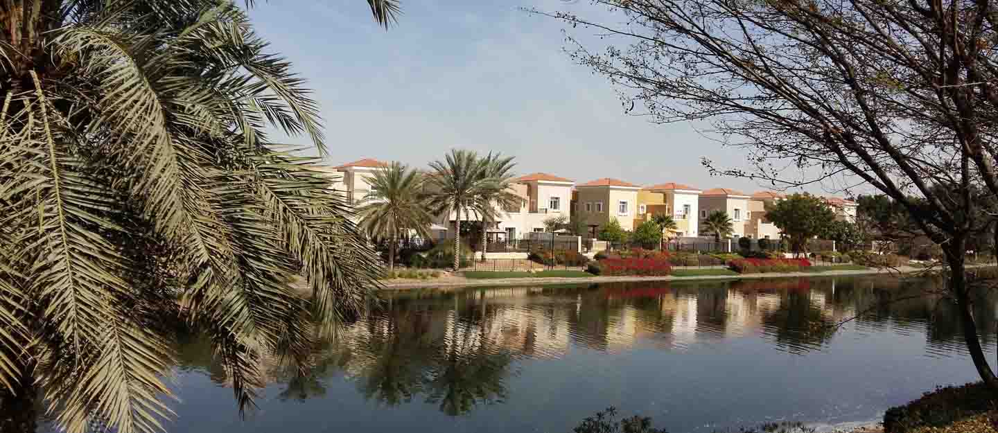 مجموعة فلل سكنية أمام بحيرة