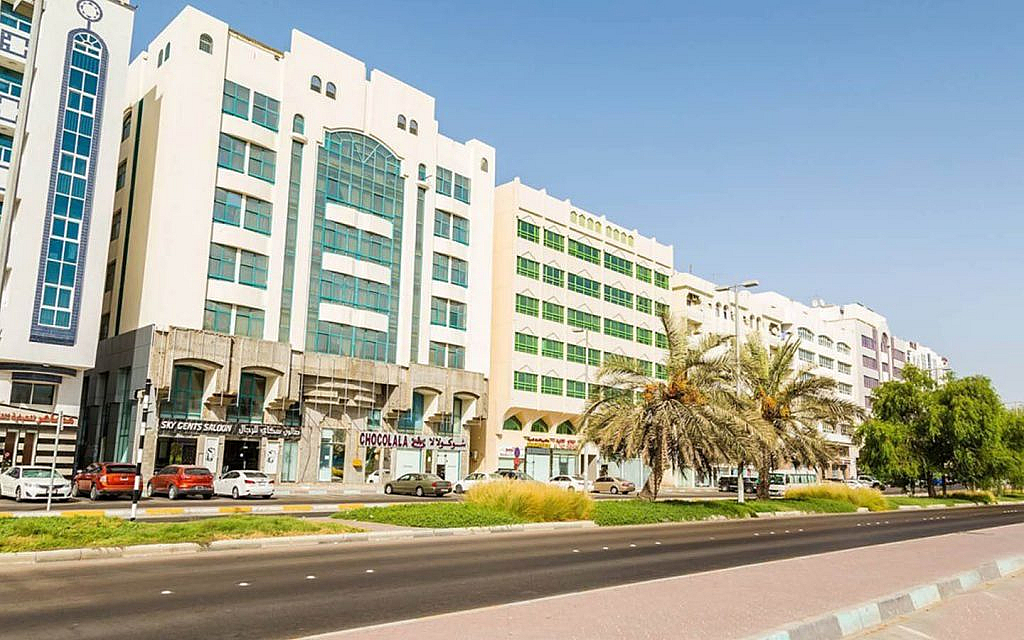 Al Khalidyah's commercial districts have plenty of options for shopping and recreation